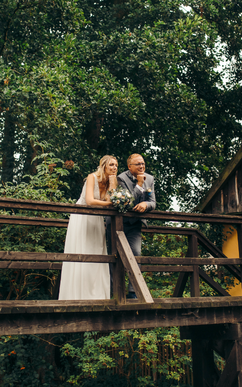 Nicole und Steven Schwerdtner auf einer Holzbrücke im Spreewald – Gastgeber der Hofstelle No.1 in Lübbenau