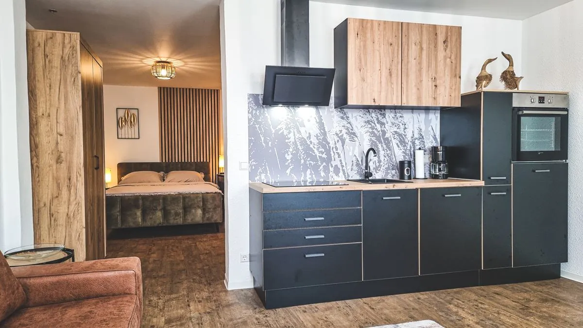 Apartment 01 – Schlafbereich mit Doppelbett 160×200 cm, warme Materialien und Spreewald-Flair
