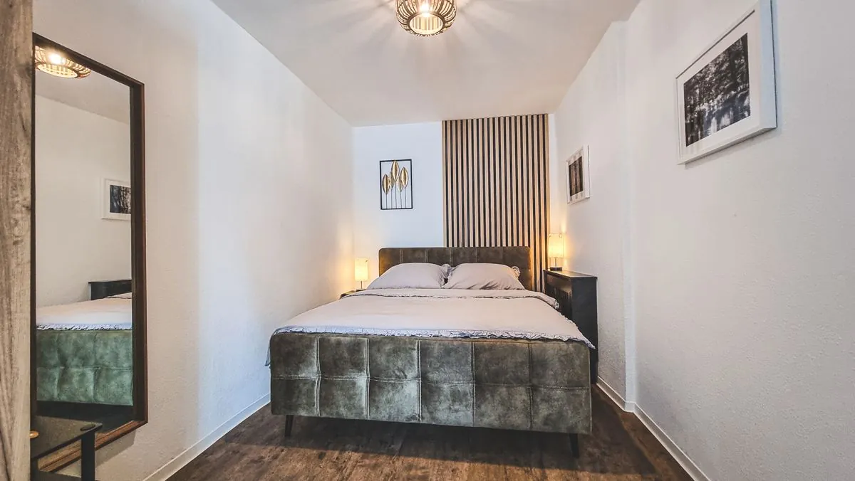 Apartment 01 – moderne Küche mit Kaffeemaschine, Backofen und vollständigem Geschirr