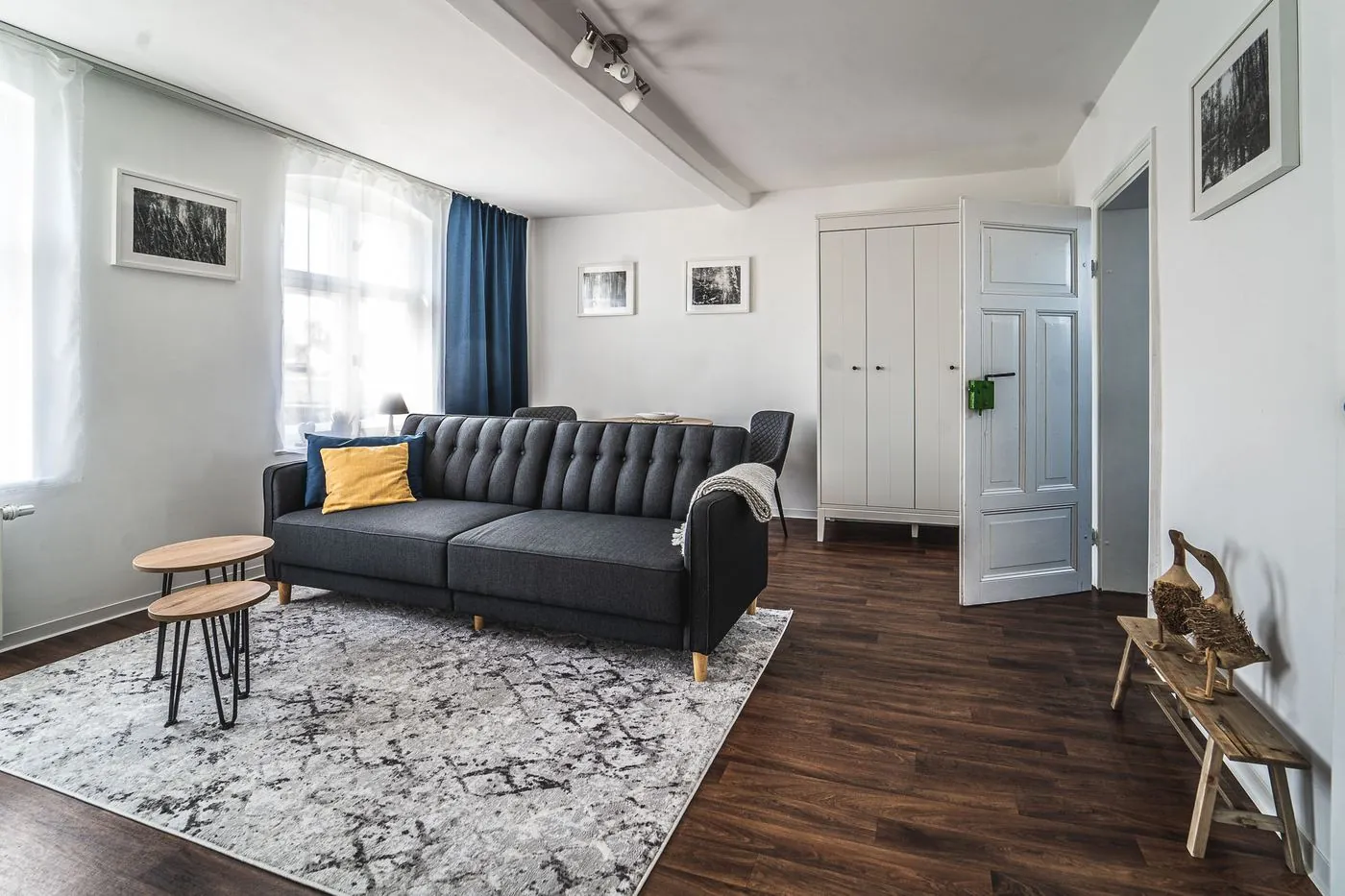 Apartment 02 – Wohnbereich mit Schlafsofa (Platz für 3. Person) und Smart-TV
