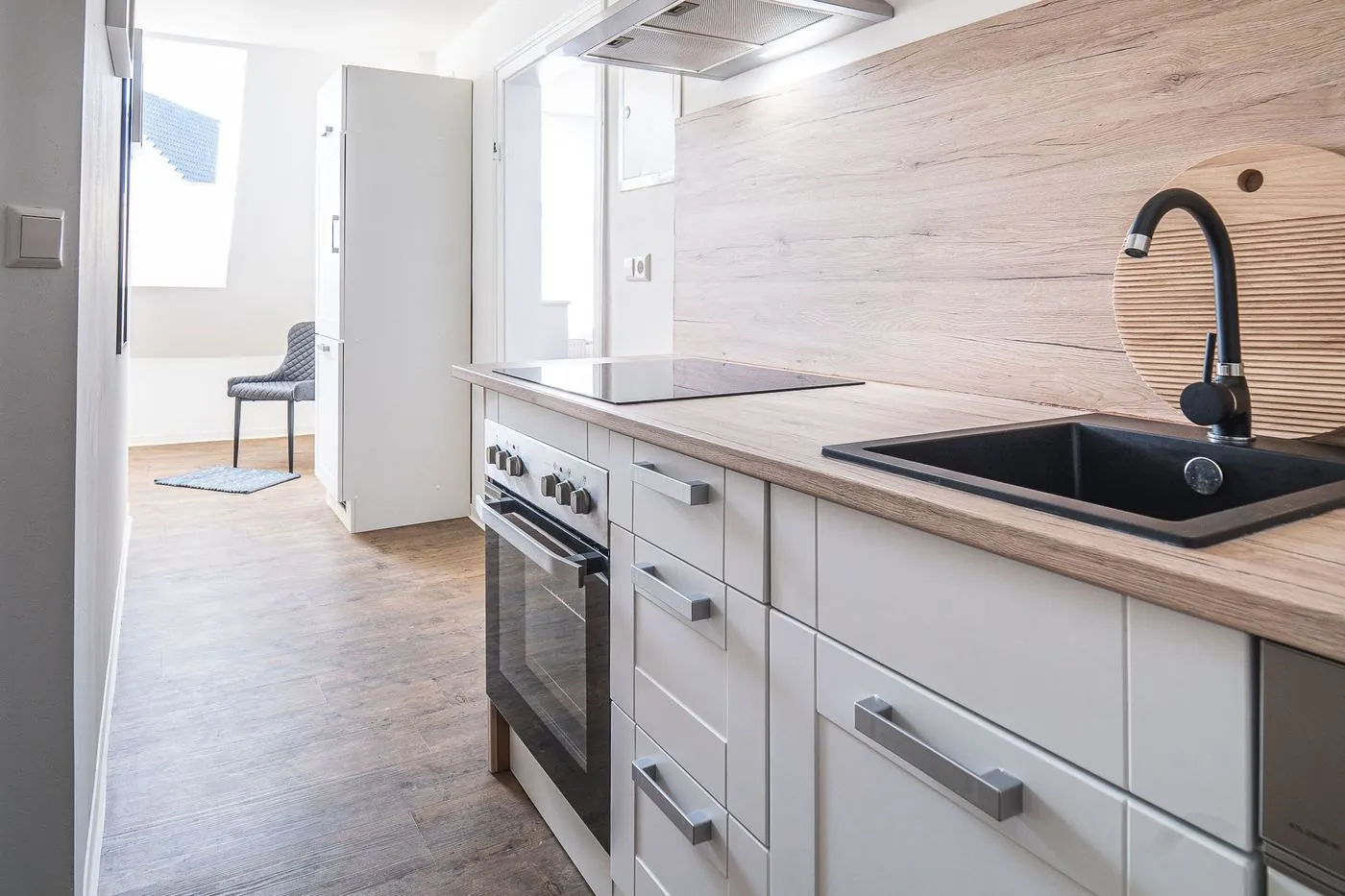 Apartment 02 – vollausgestattete Küche mit Kühlschrank, Backofen und Kaffeemaschine