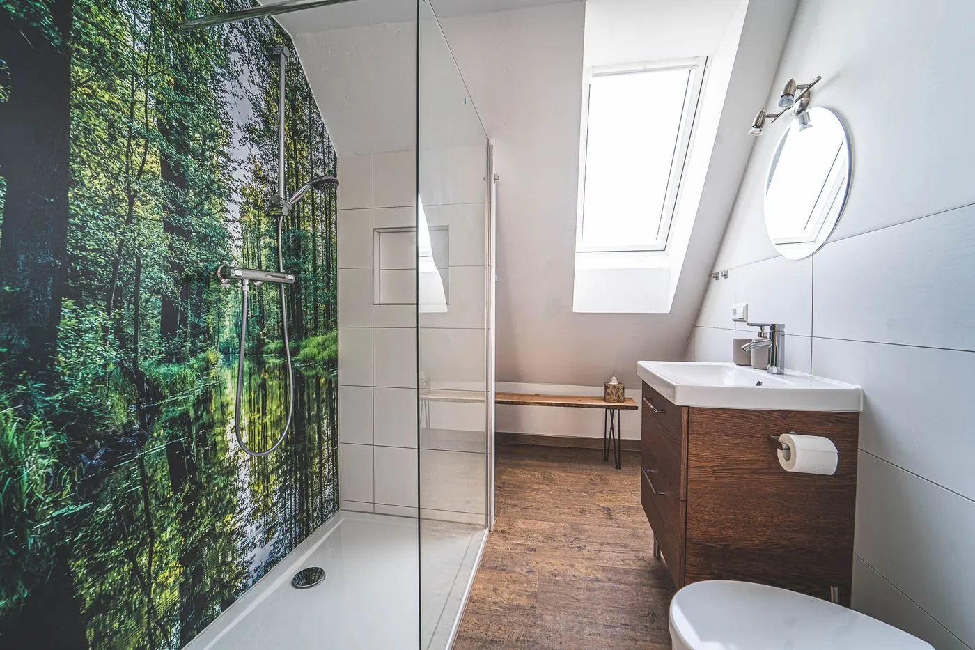 Apartment 02 – Dusche, WC und Föhn, hell und modern