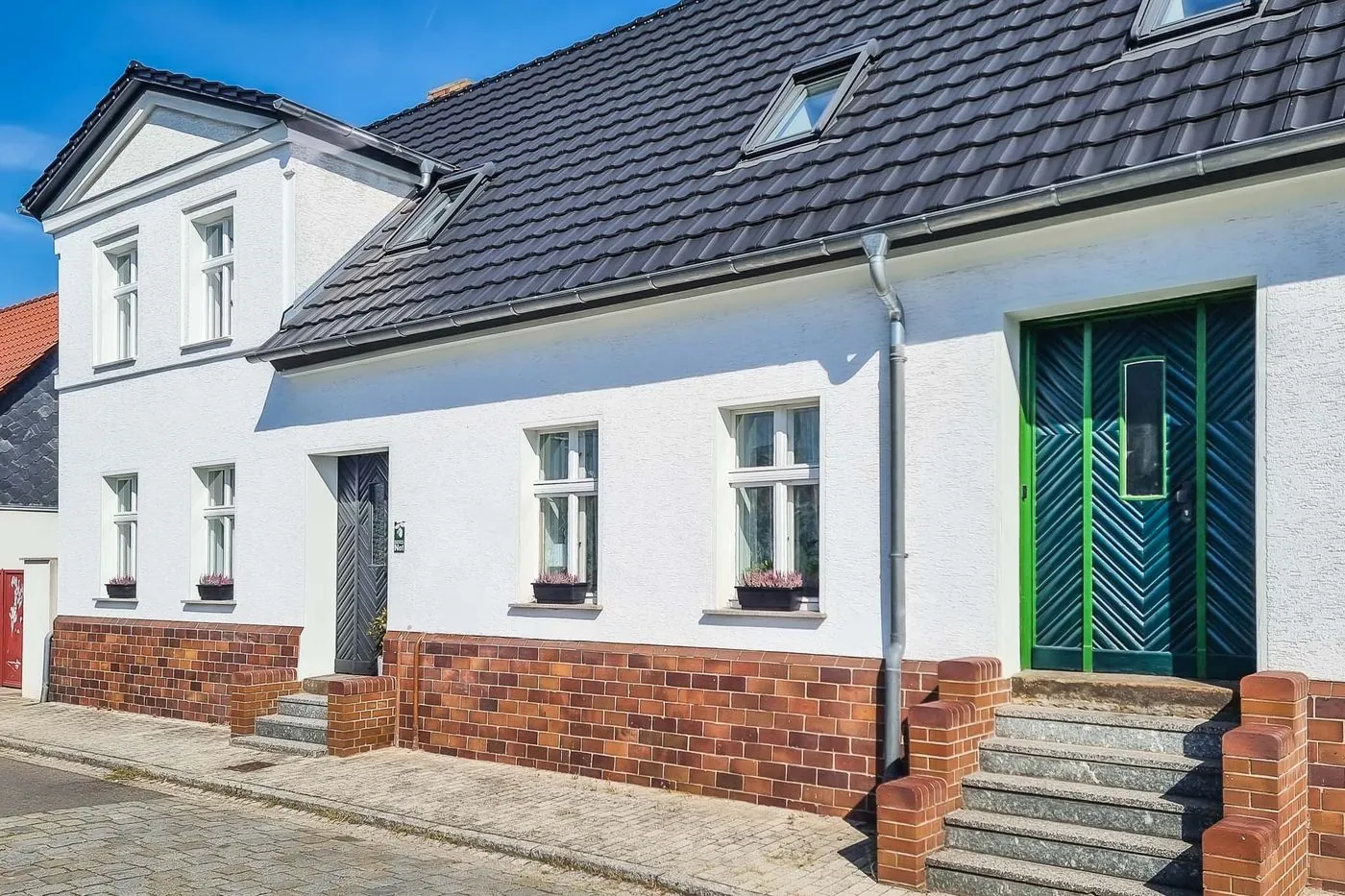 Apartment 02 – Dachfenster mit Mückenschutz, lichtdurchflutetes Schlafzimmer