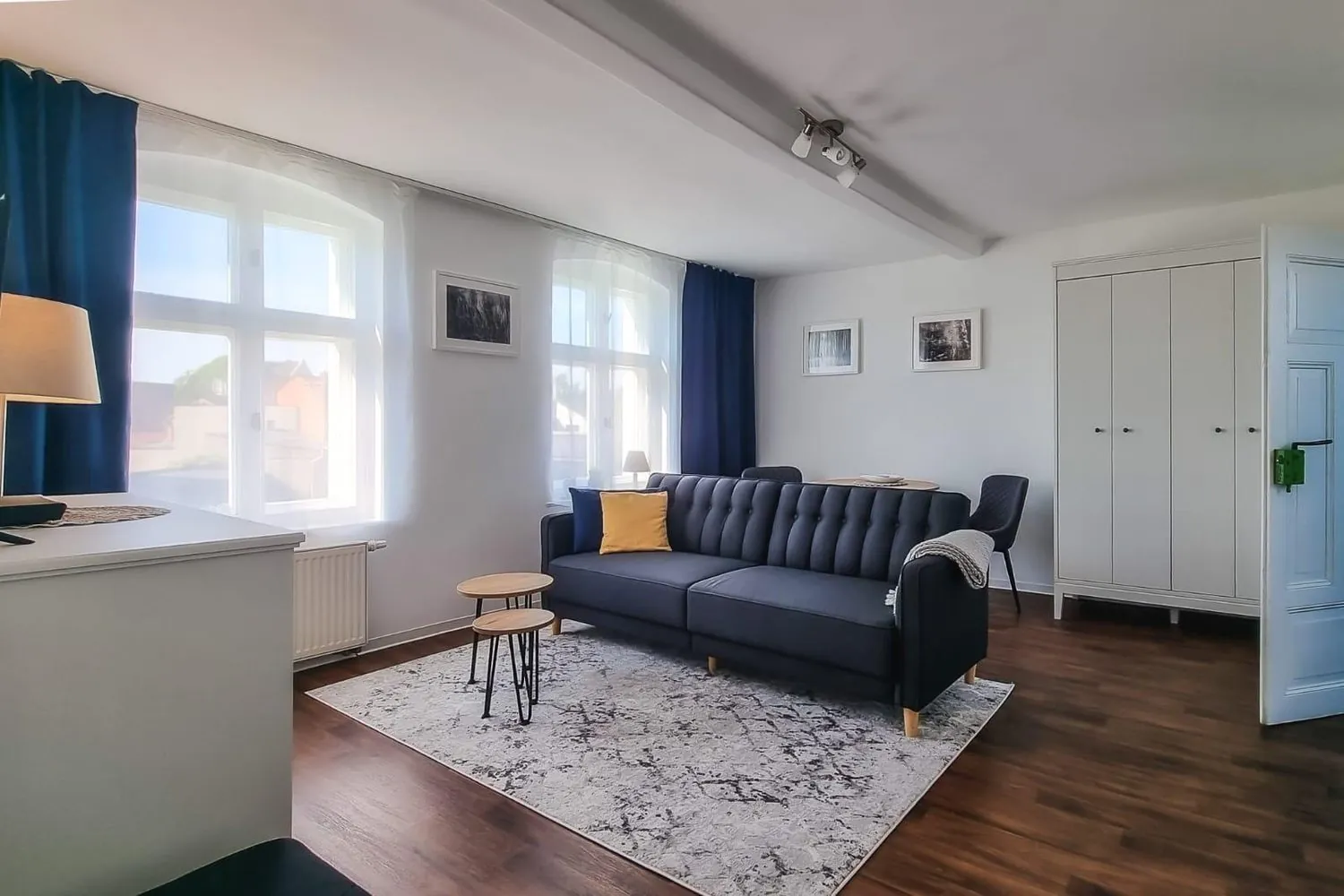 Apartment 02 Hofstelle No.1 – großzügiges Wohnzimmer mit Schlafsofa und eigenem Schlafzimmer im Obergeschoss