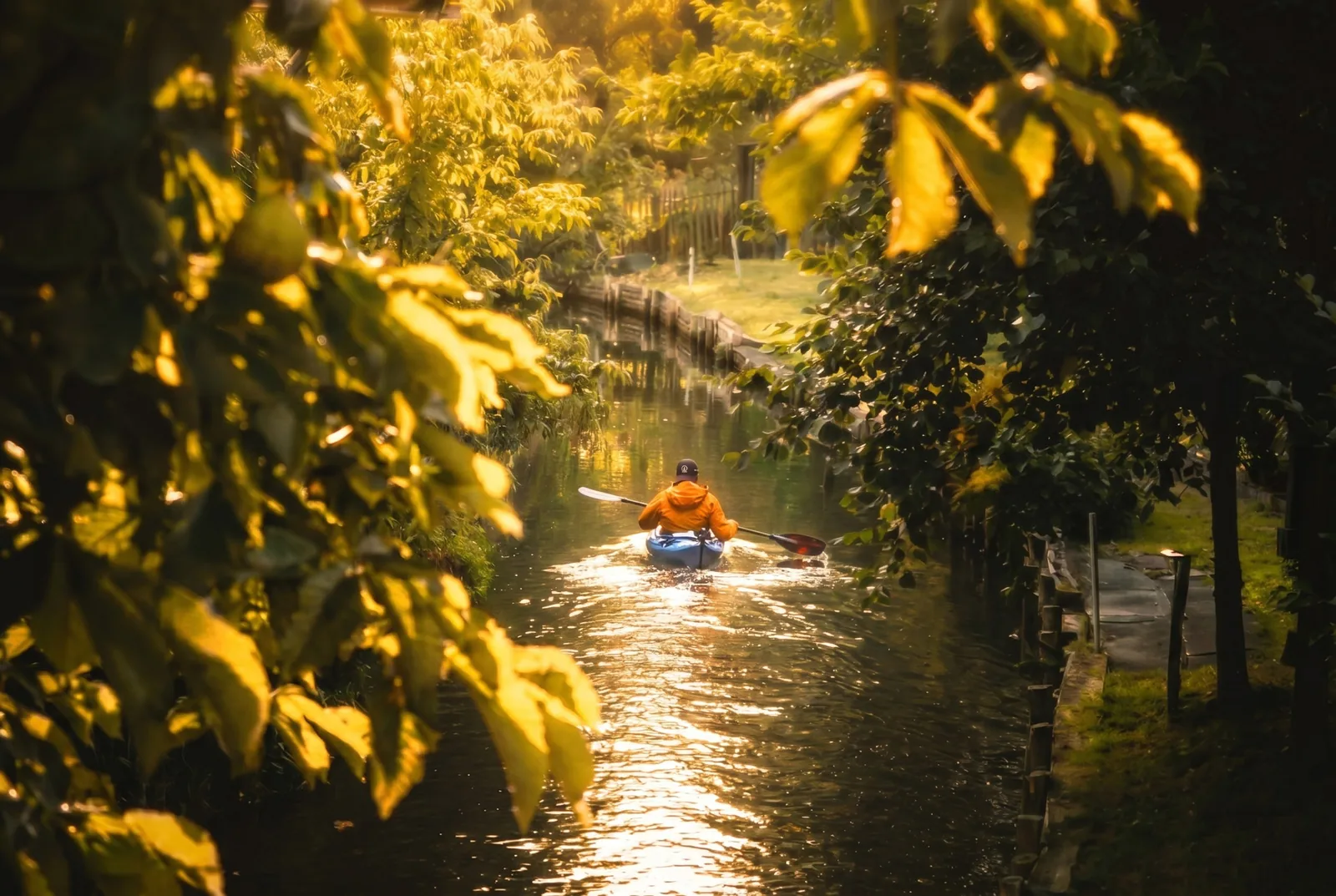 Paddler auf einem Spreewald-Fließ in der Nähe der Hofstelle No.1 in Lübbenau – typisches Spreewald-Erlebnis